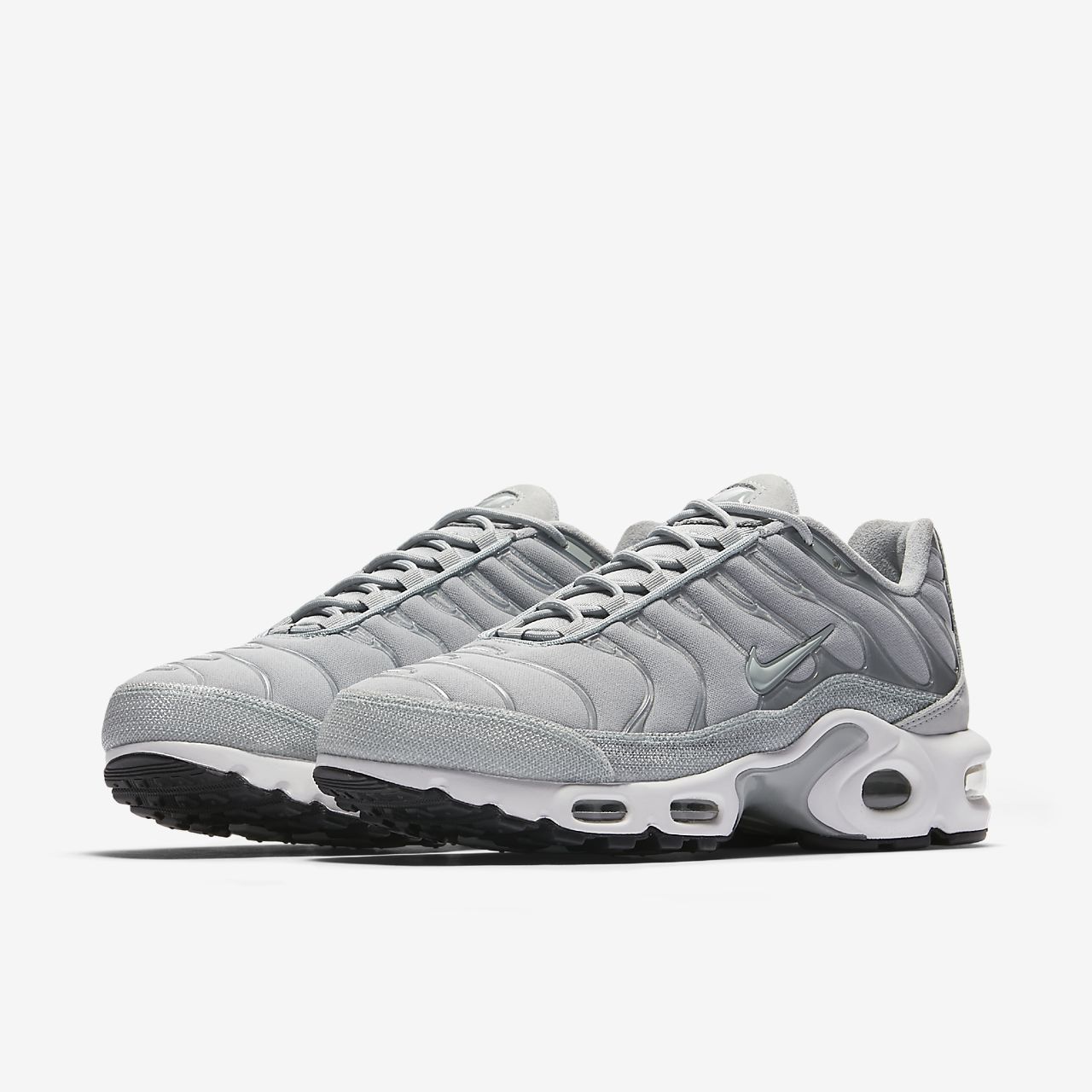 nike air max plus prm 女子运动鞋搭载 tuned air 设计,为关键区域