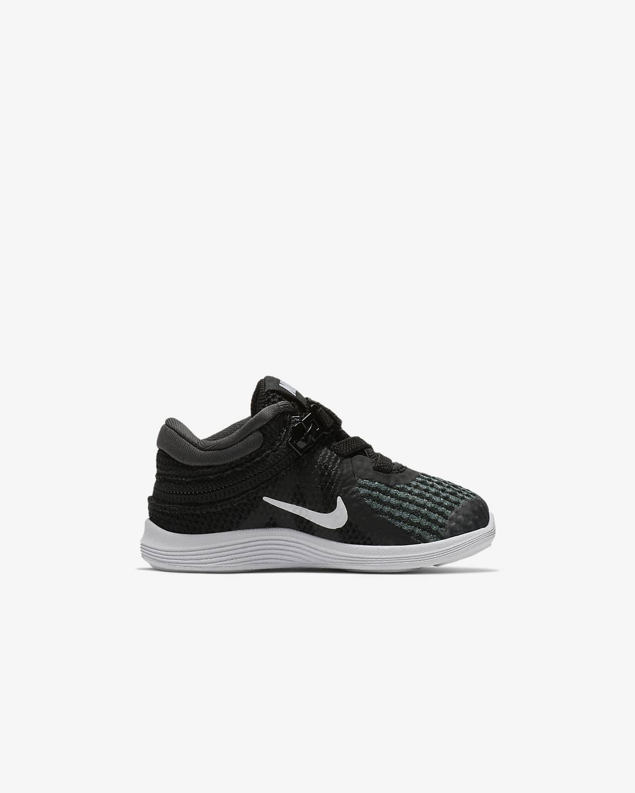 nike revolution 4 caratteristiche