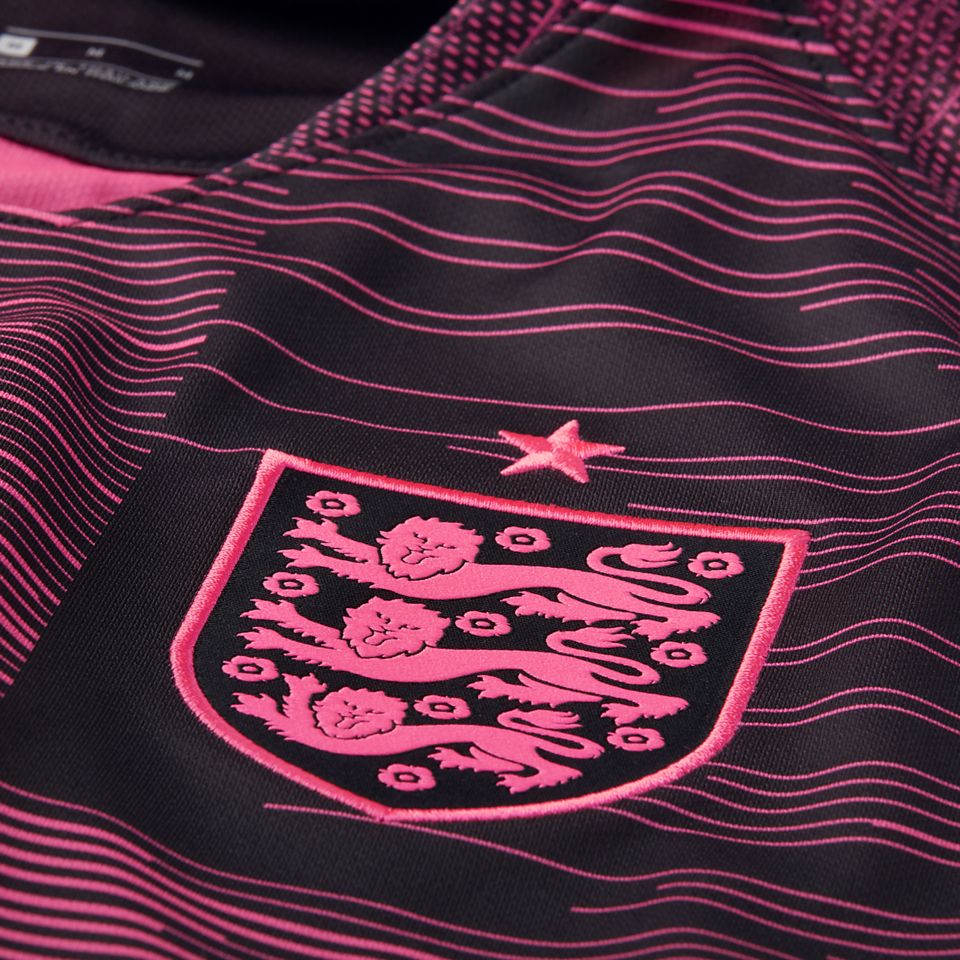 2018 ENGLAND PINK PRE-MATCH STADIUM-TRIKOTERSEY. Nike.com CH