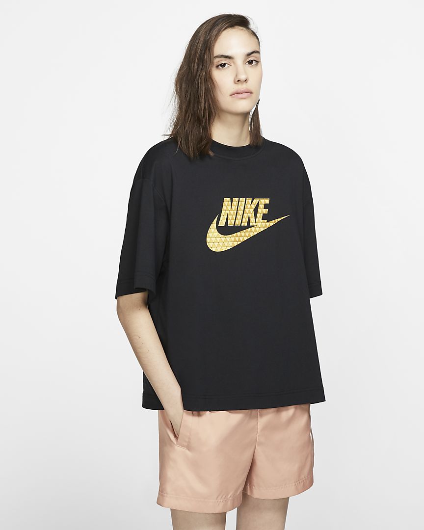 Nike ナイキ Tシャツ徹底解剖 着心地抜群のtシャツのサイズ感 着丈をサイズ表を使って解説 レディース人気のオシャレ コーデも Unisize ユニサイズ