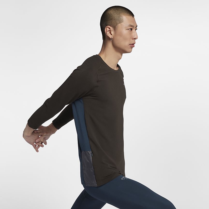 袖とフードの取り外しができてスタイリッシュな「NIKELAB GYAKUSOU」の