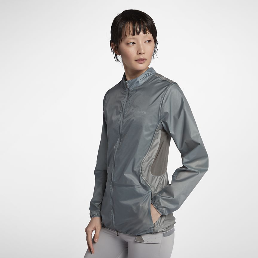 袖とフードの取り外しができてスタイリッシュな「NIKELAB GYAKUSOU」の