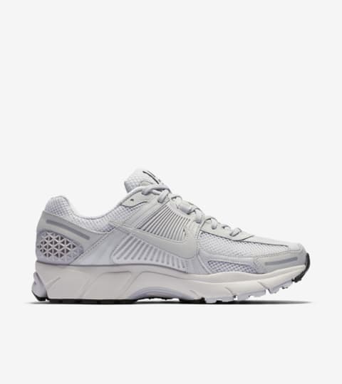 nike zoom vomero 5 triple white
