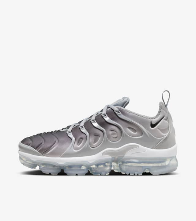 vapormax plus black and white clear bottom