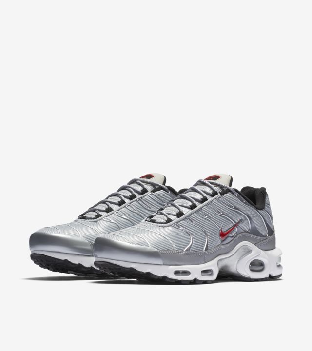 {keywor d} air max plus silver