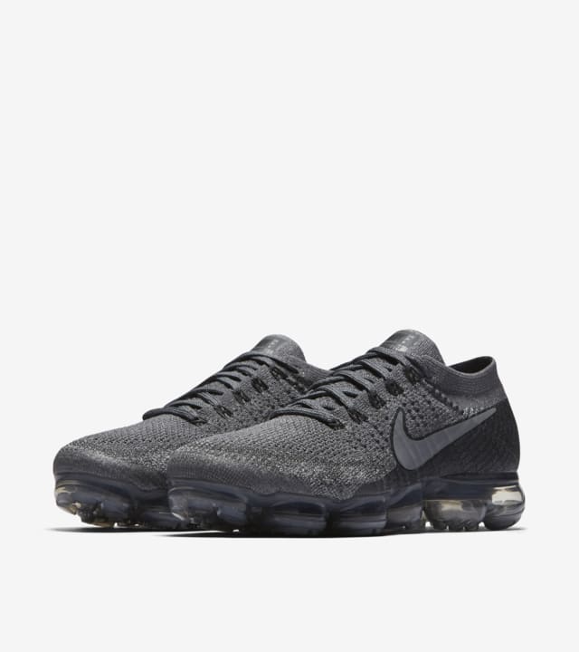 grey nike air vapormax