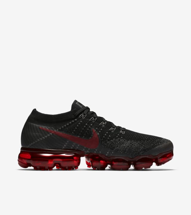 all black and red vapormax