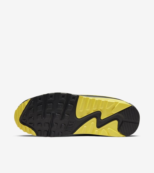 nike black yellow shoes
