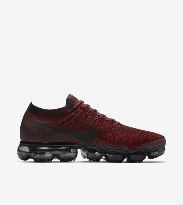 nike vapormax black and red