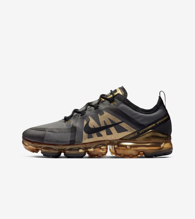 black and gold nike vapormax