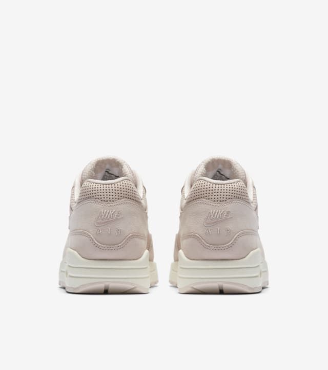 nike air max thea mid vs pinnacle difference