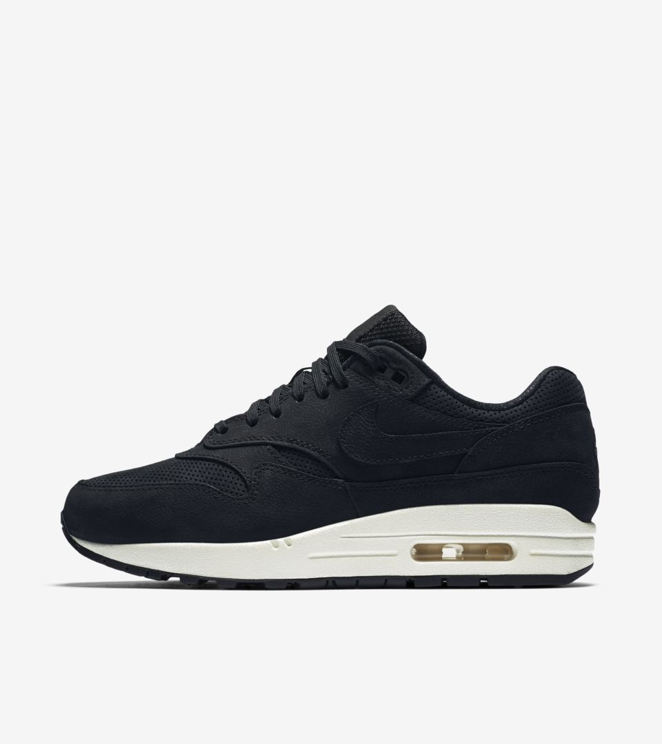 black nike air max 1