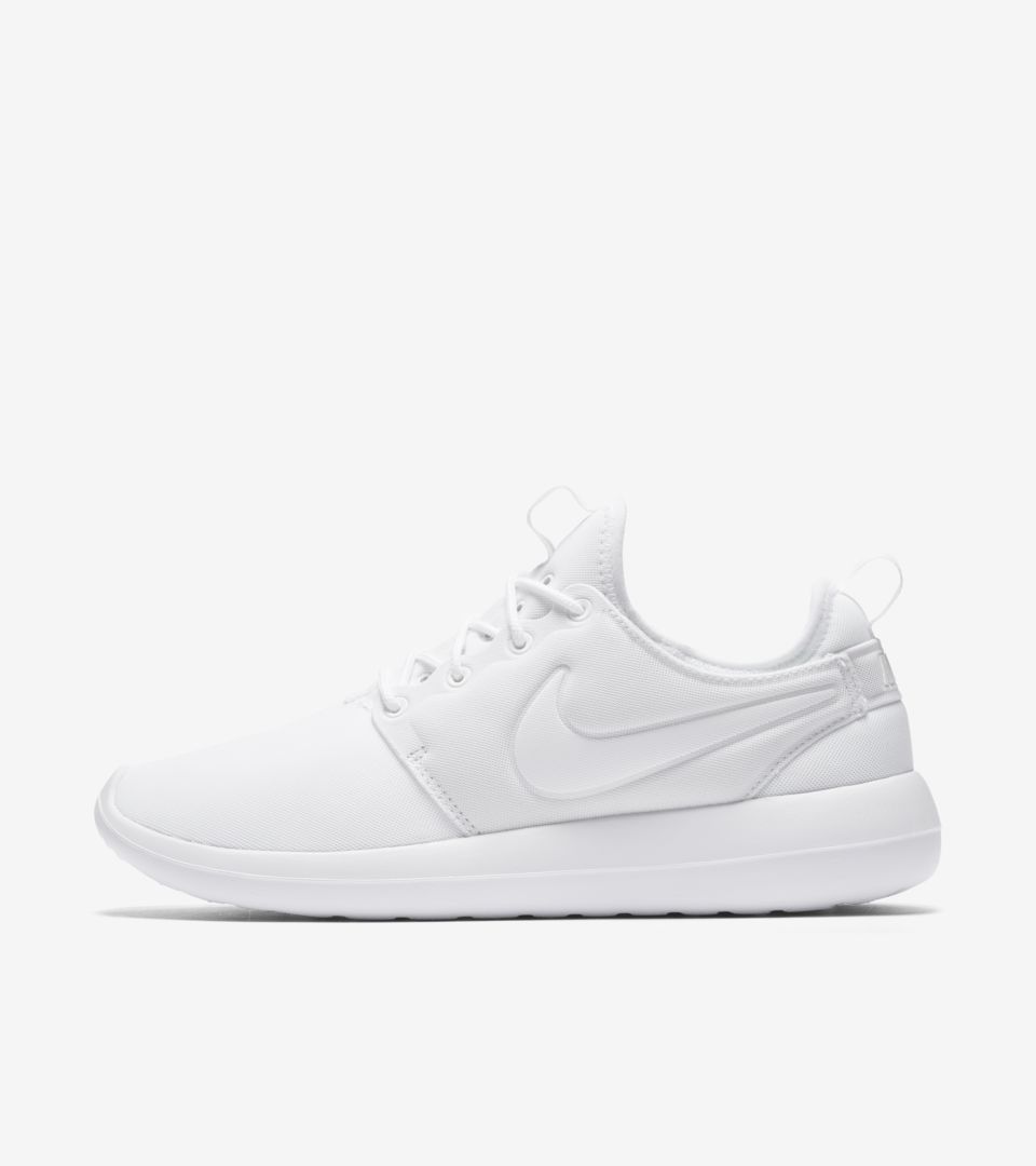 all white nike roshes womens