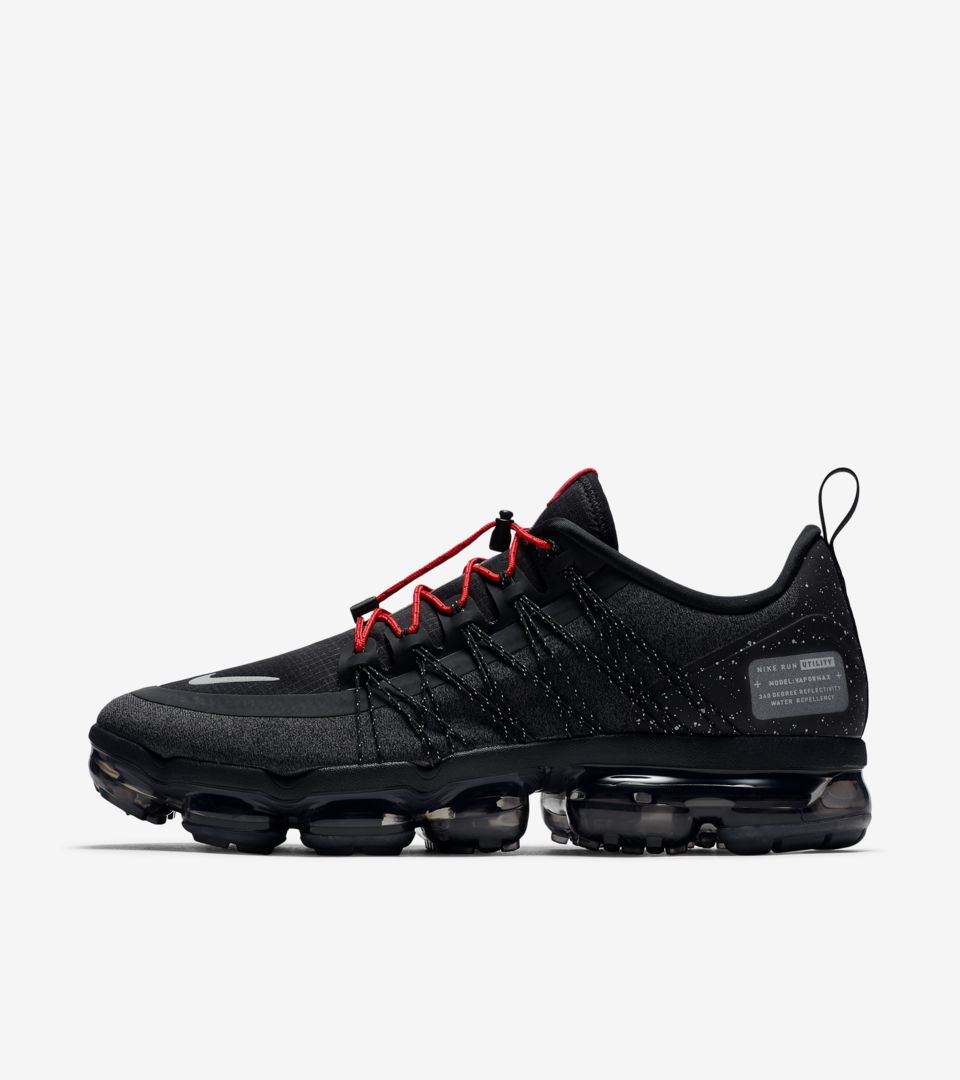 vapormax all black with red