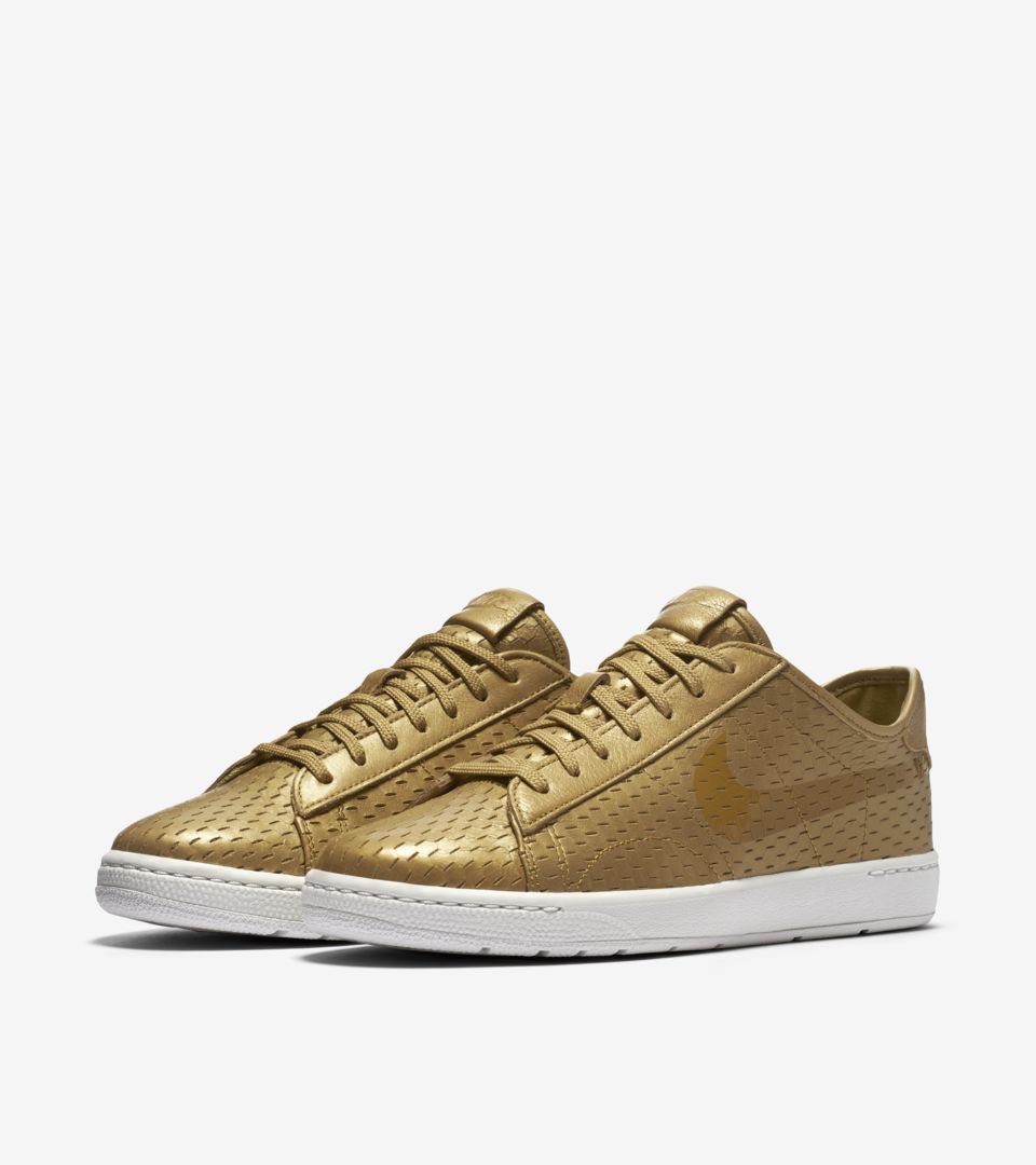 Women's NikeCourt Tennis Classic Ultra 'Gold Leather'. Nike SNKRS