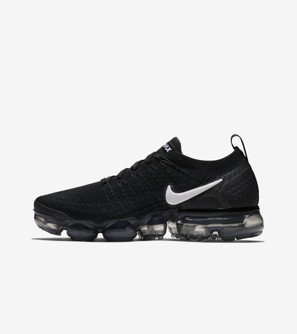 black and white vapormax 2