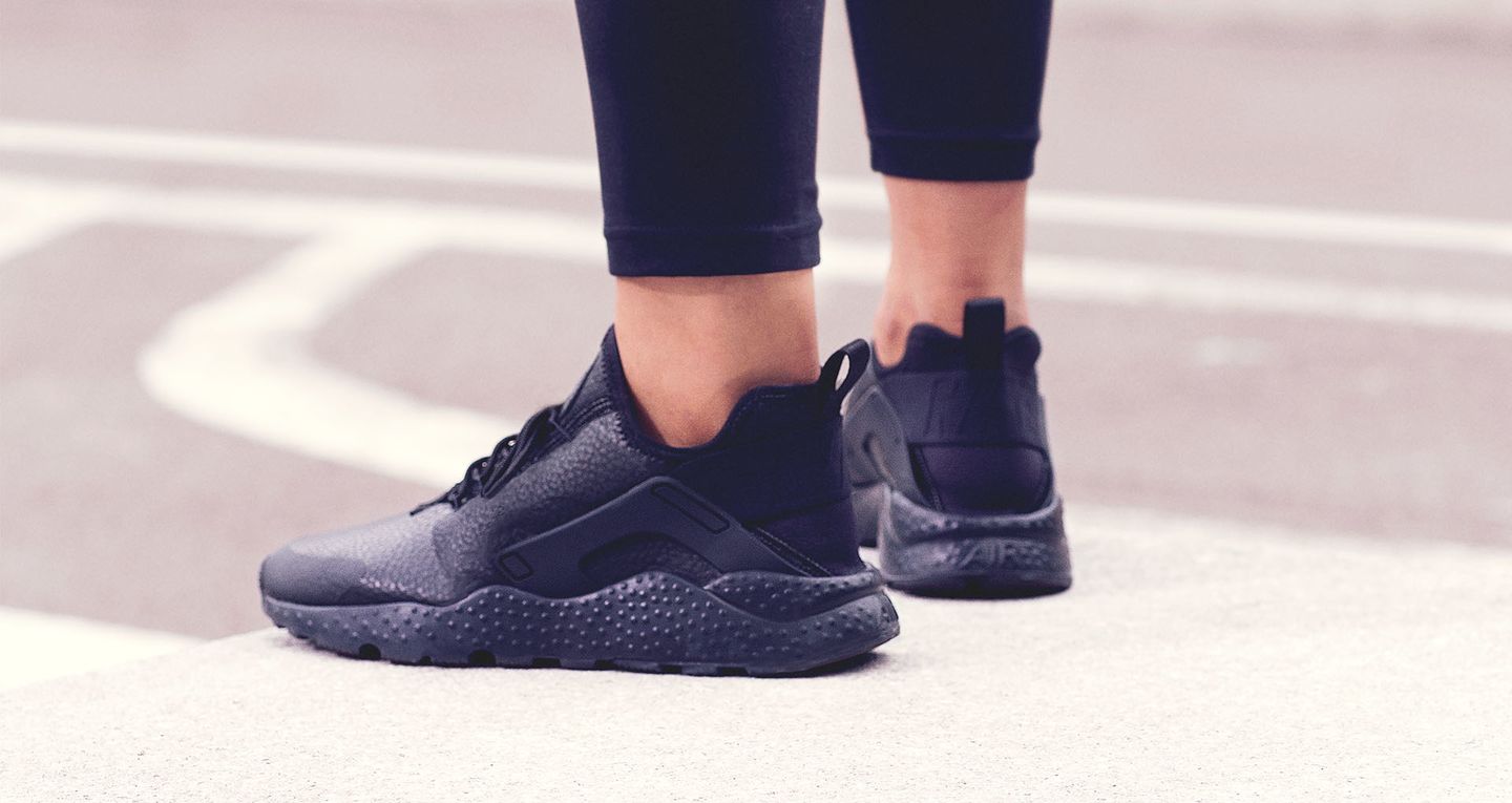 nike huarache triple black