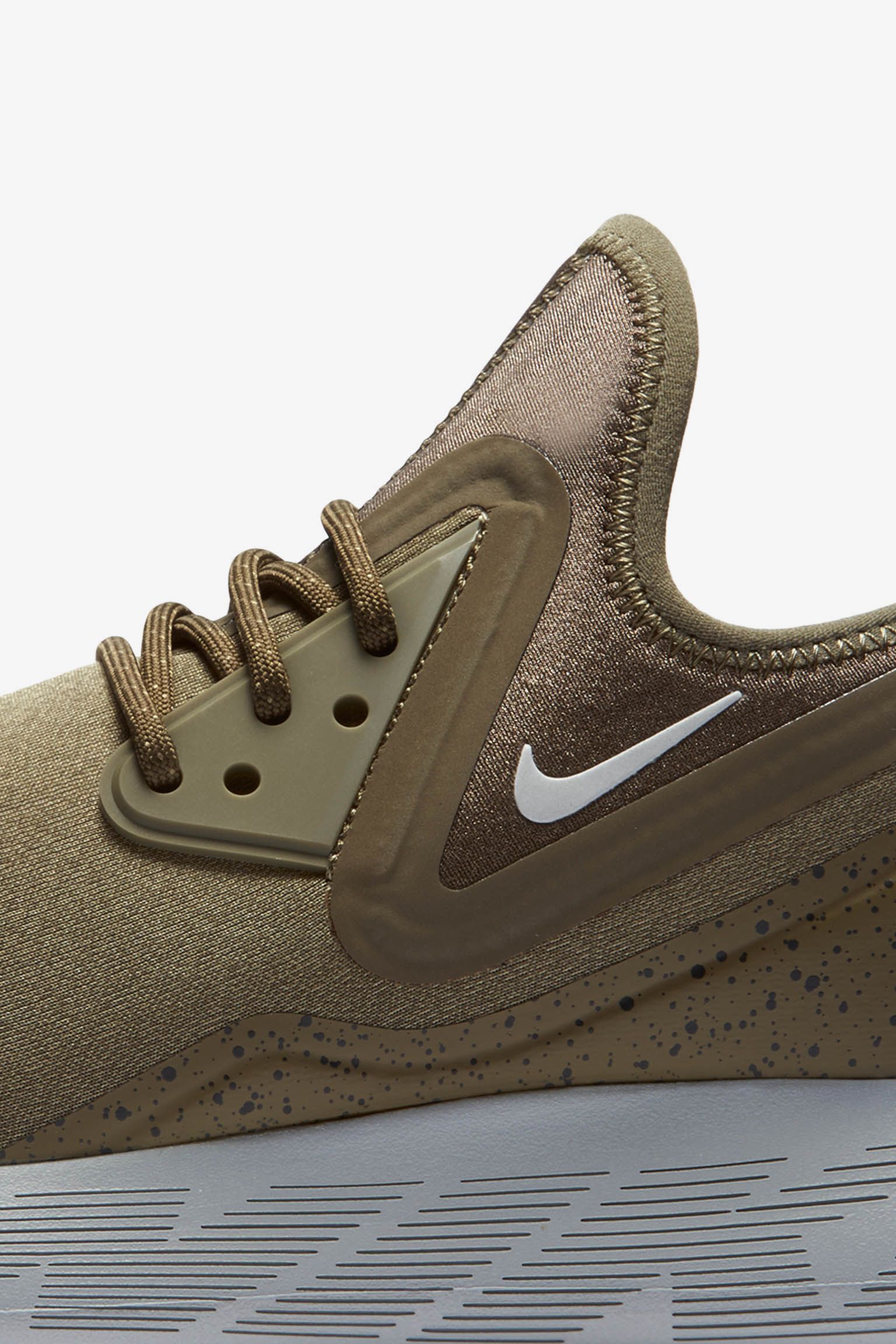 Nike LunarCharge Essential "Medium Olive" per a dona Nike LunarCharge Essential "Medium Olive" per a dona