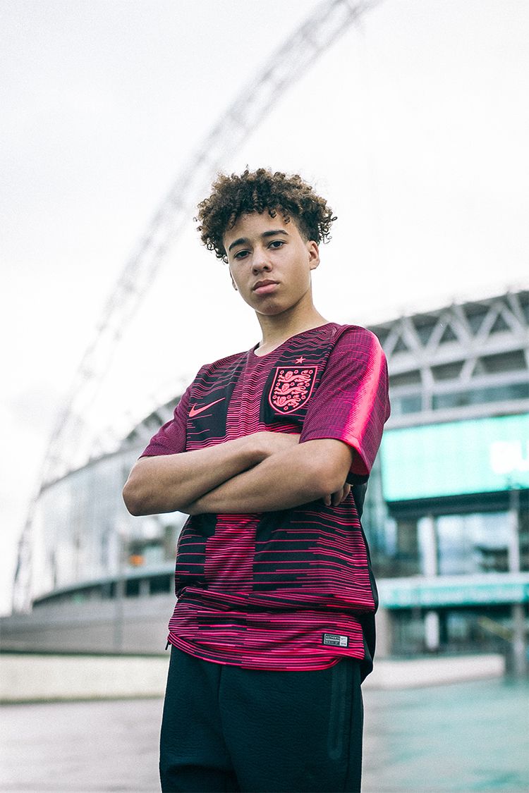 2018 ENGLAND PINK PRE-MATCH STADIUM SHIRT. Nike.com GB