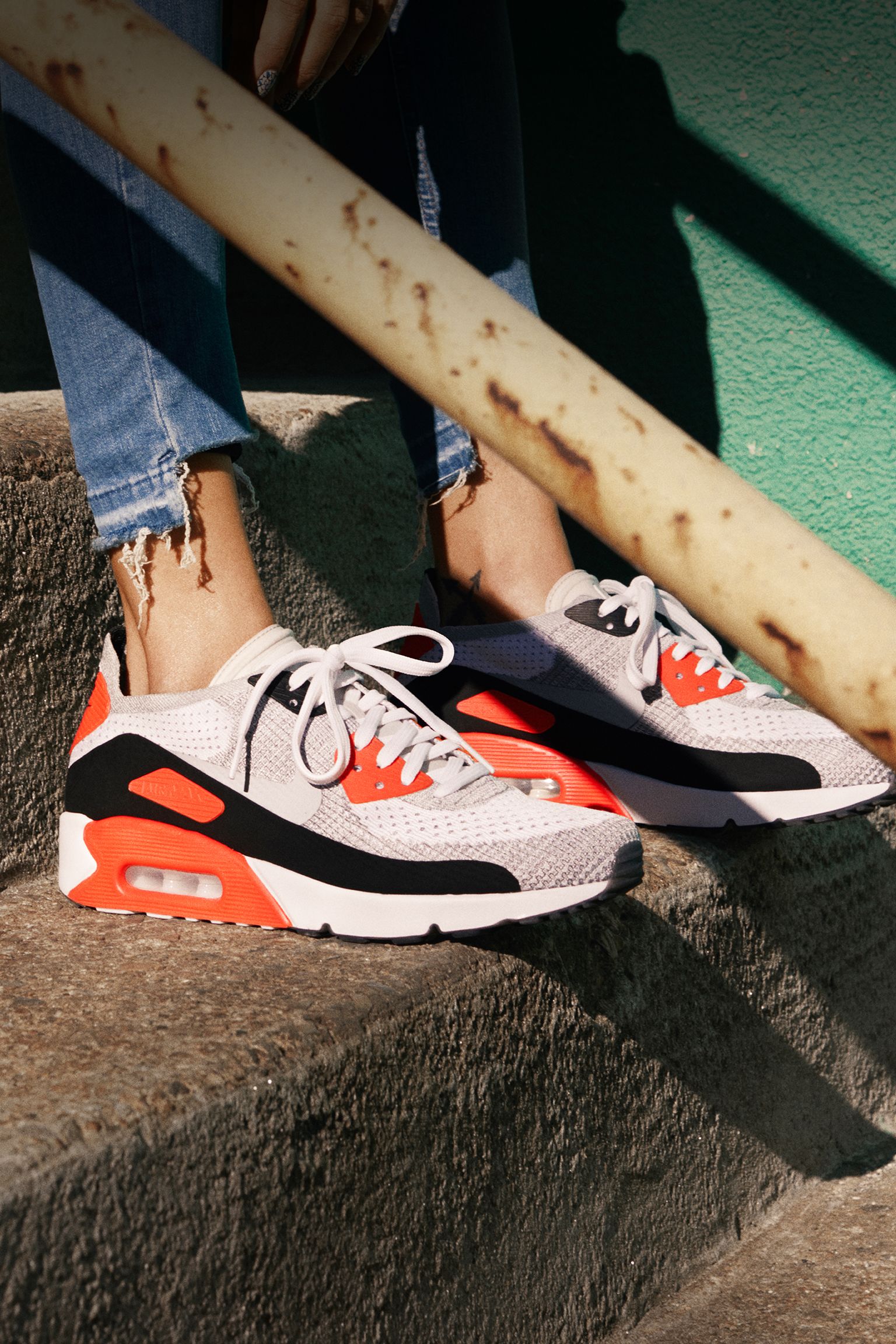 Tênis Nike Air Max 90 Cinza e Vermelho Maze