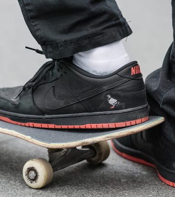 nike sb panda pigeon on feet